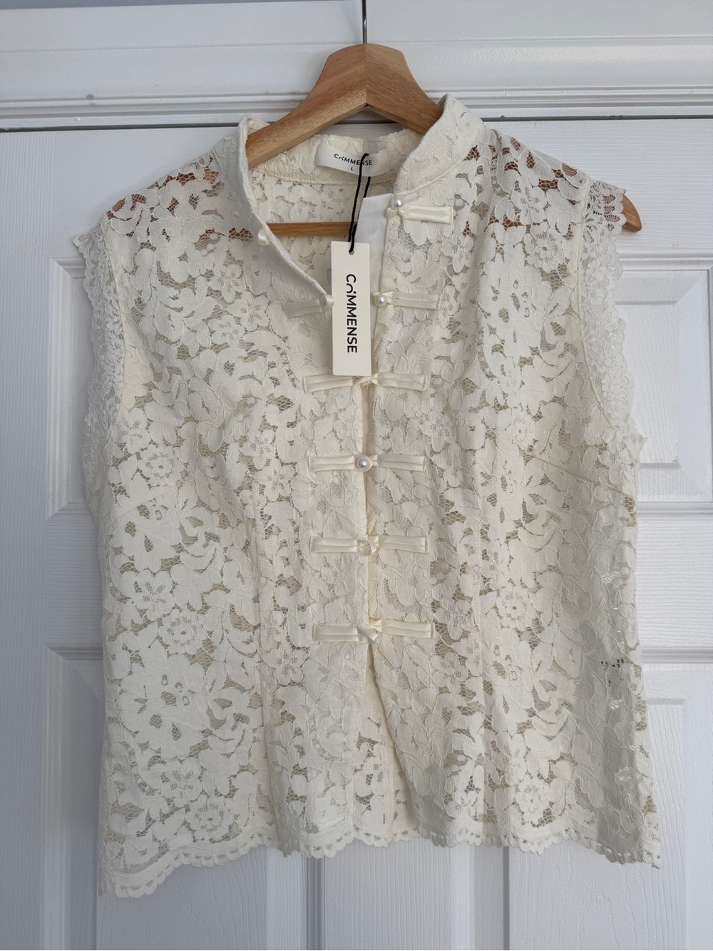 Commense Ivory Lace Sleeveless Mandarin Collar Camisole